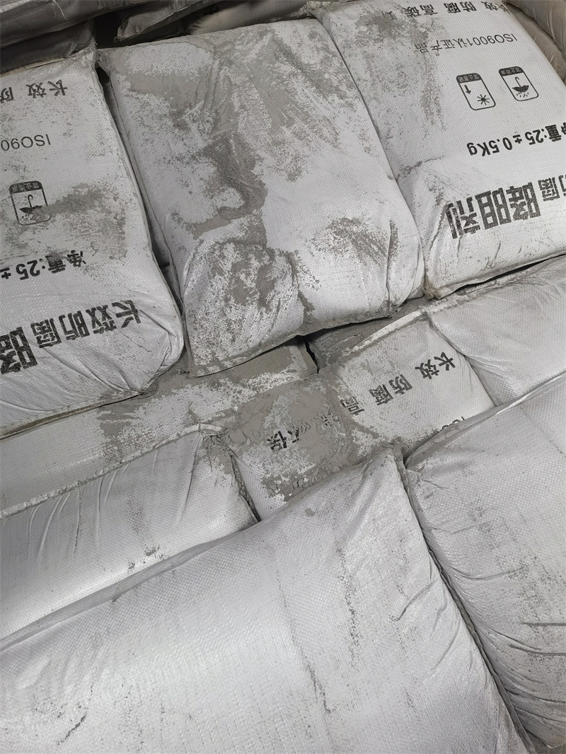 降阻劑一般為灰黑色，是一種良好的導電體